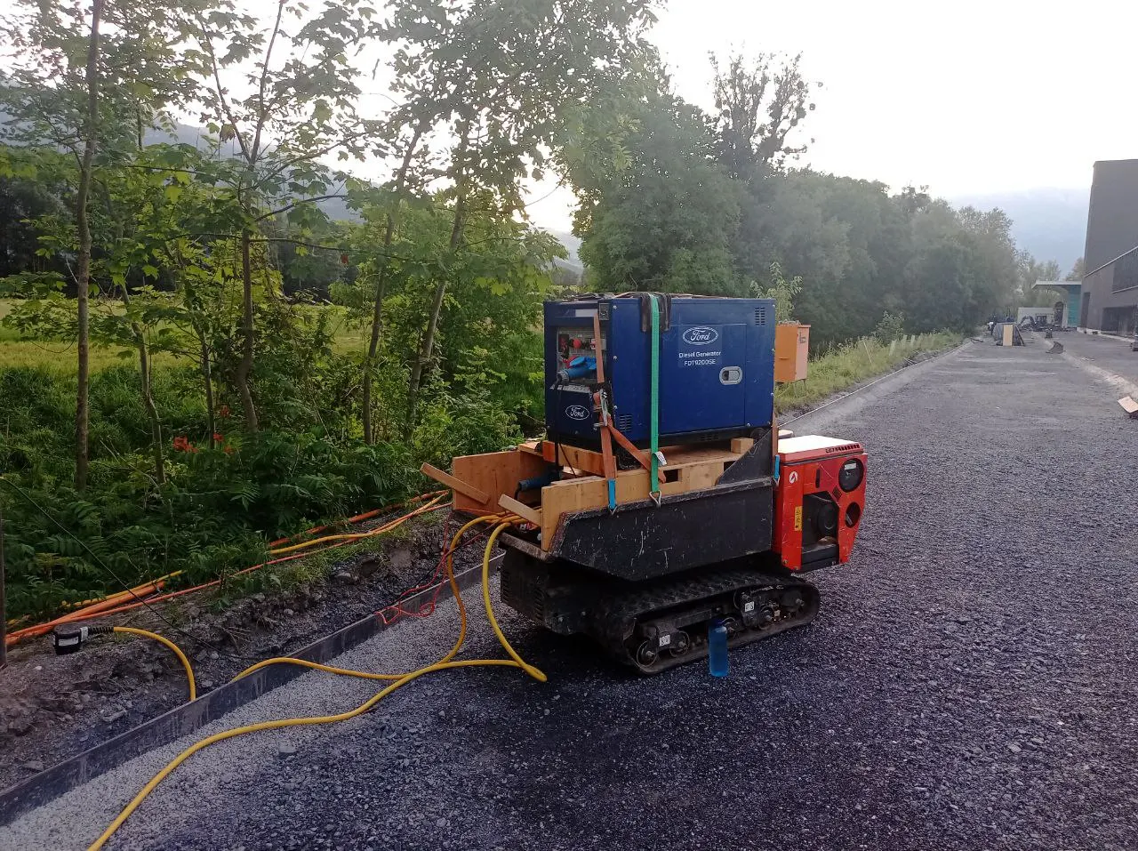 Mobiles Power-Modul für Elektroherbizid-Einsätze Raupentransporter mit Stromaggregat für das Elektroherbizid-System auf einer Baustelle